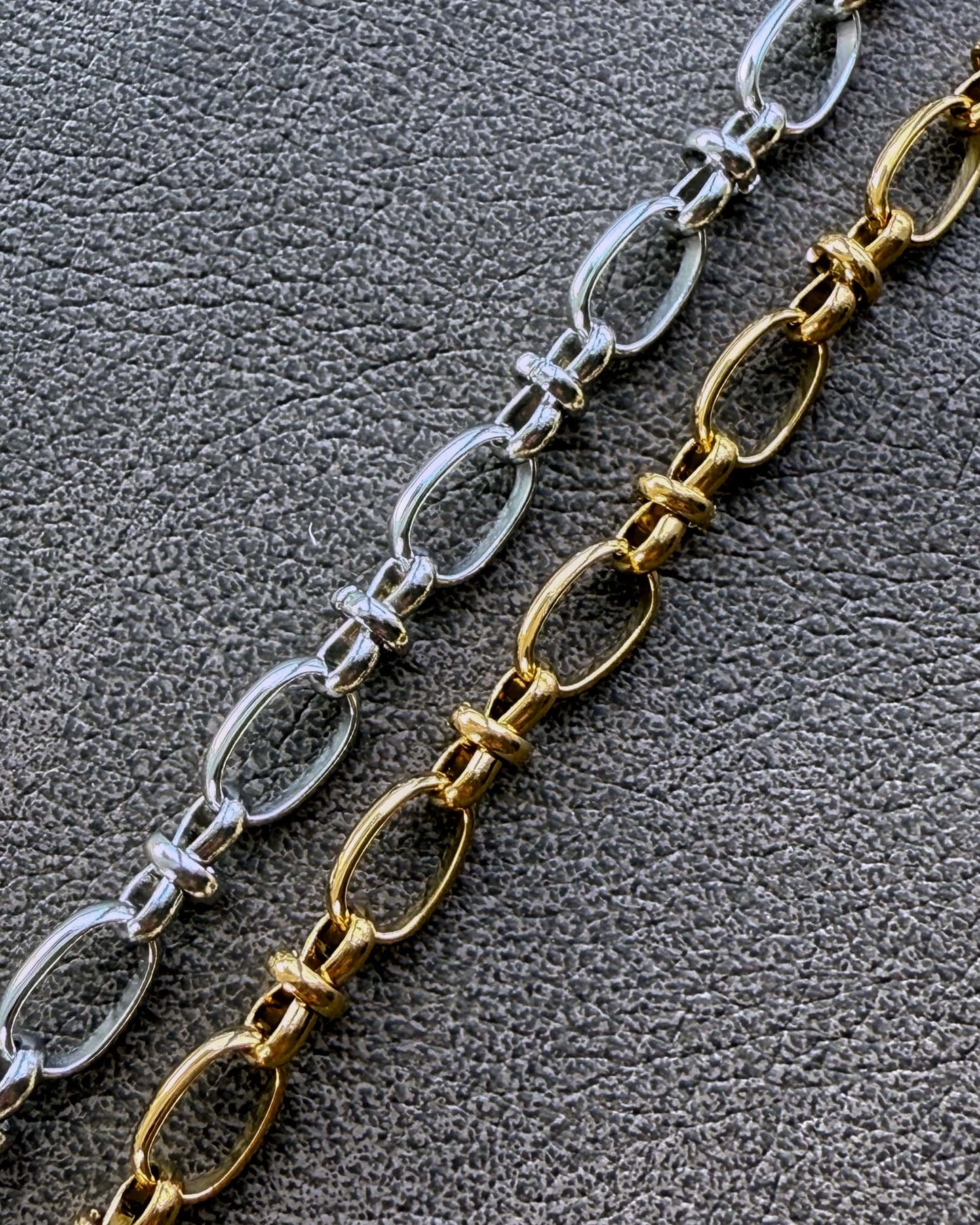 Chunky unisex chain bracelet with modern structure
