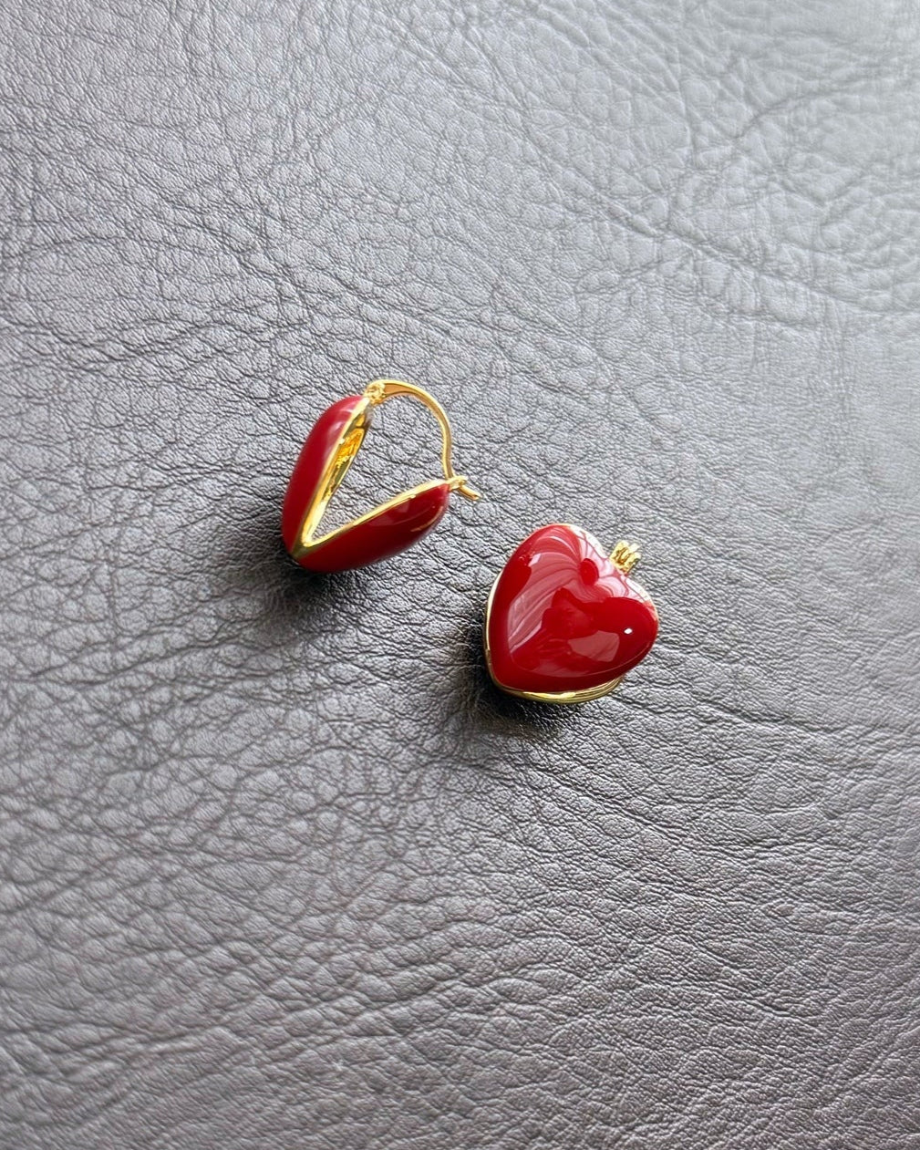 Playful heart-shaped gold hoop detail