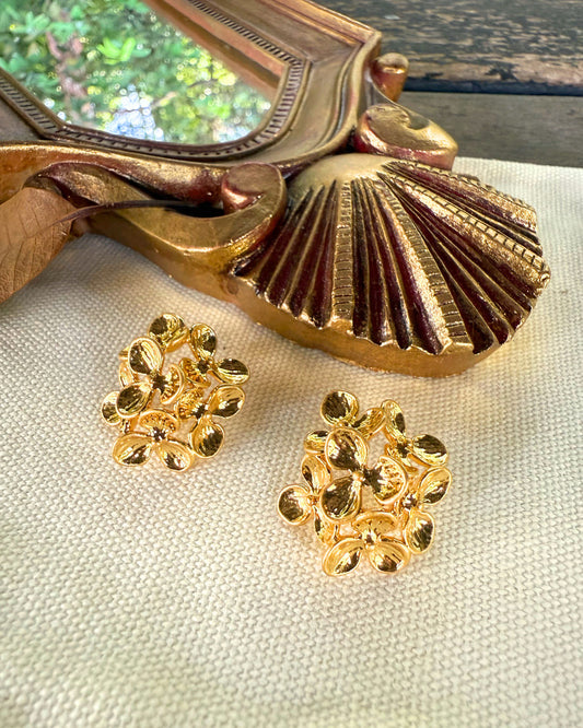 Cluster Bloom Earrings in gold – sculptural floral design