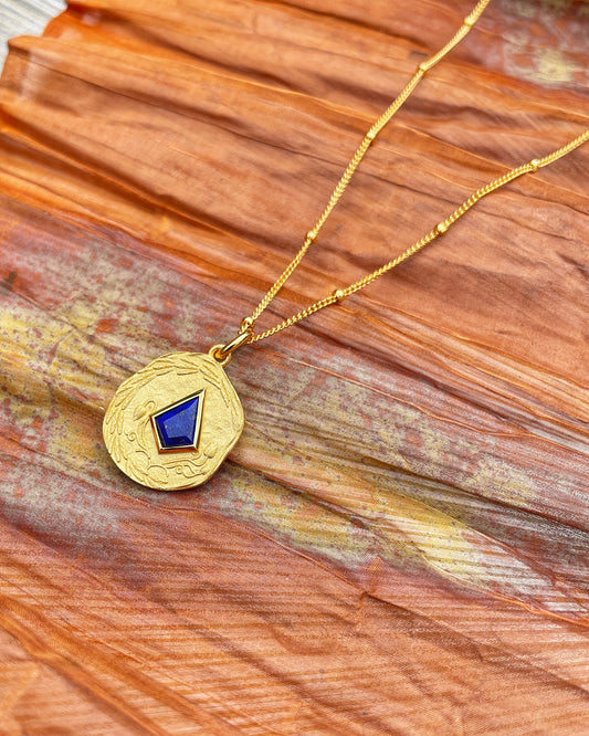 Gold pendant necklace with lapis lazuli and vine engraving – Lapis Vine by Refla